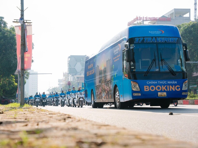 Màn roadshow diễu hành qua các tuyến phố trung tâm (TP Vinh) thu hút sự quan tâm của người dân