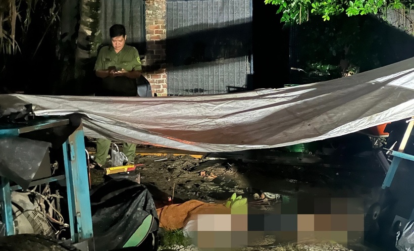 Hiện trường phát hiện người đàn ông tử vong, đồ đạc xung quanh bị cháy, bốc khói. (Ảnh: Dân trí)