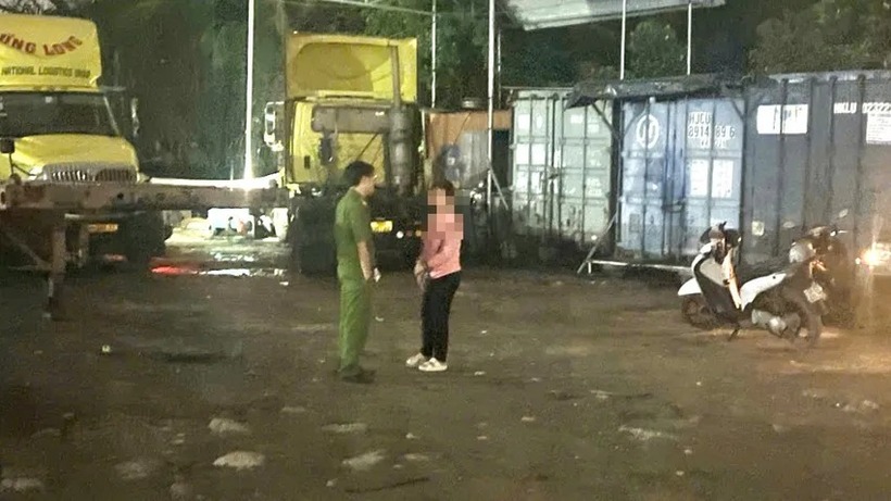 Hiện trường khu vực nơi người đàn ông ở TP.HCM nghi bị điện giật tử vong khi đang rửa xe. (Ảnh: PLO)