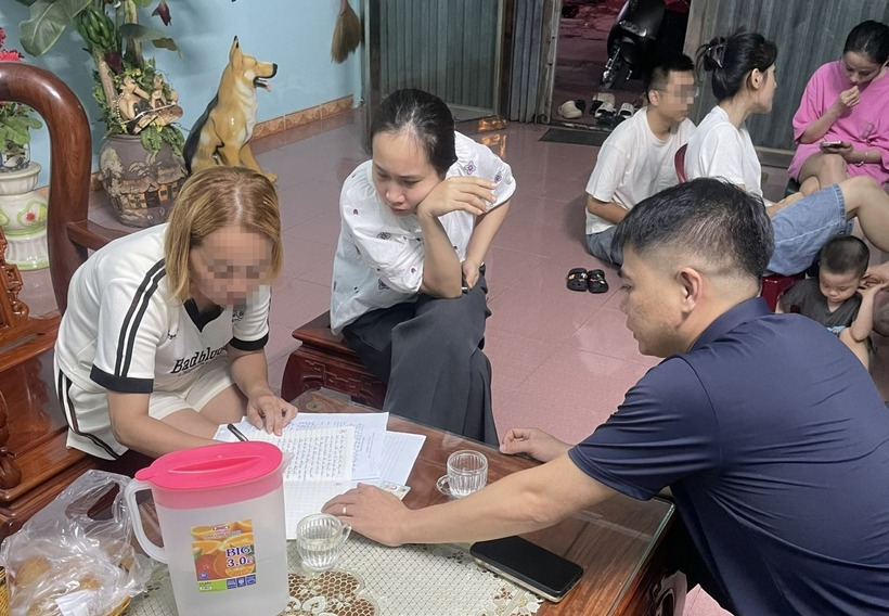 Cán bộ phòng An ninh đối ngoại làm việc với gia đình chị T.. (Ảnh: Công an tỉnh Thanh Hóa)