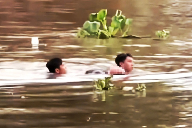 Hai thanh niên có hành động dũng cảm cứu người khỏi đuối nước. Ảnh: Báo Dân trí.