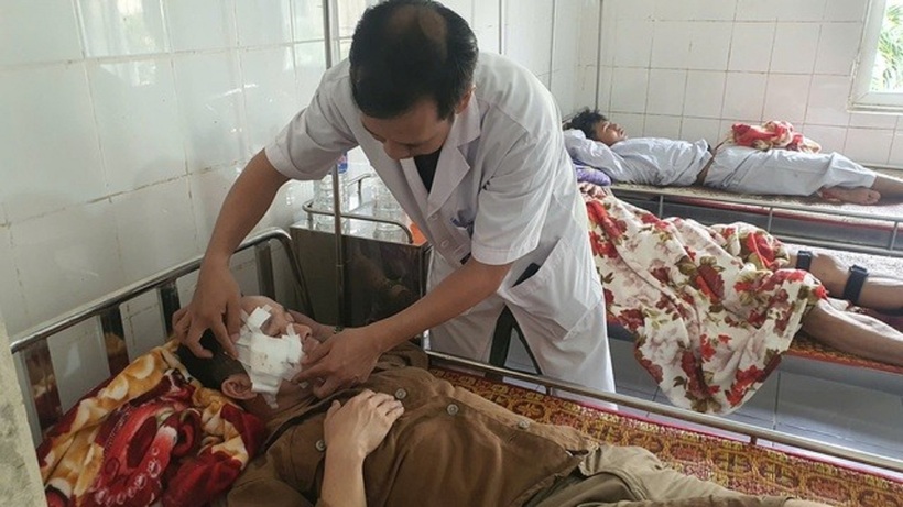 Các nạn nhân đang được điều trị tại bệnh viện. Ảnh: Thanh Niên