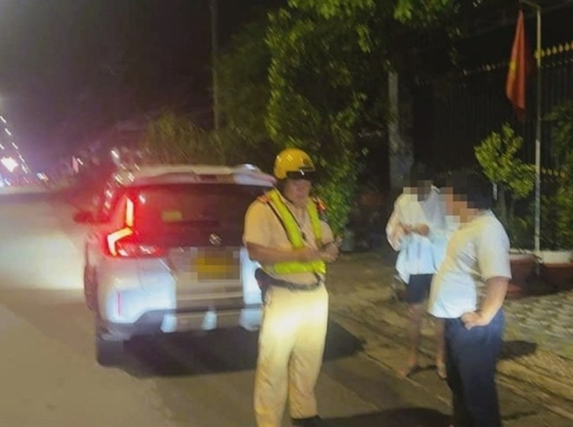 Lực lượng công an phối hợp giải cứu nam sinh viên đang trên xe taxi đi về hướng cửa khẩu Mộc Bài để qua Campuchia theo chỉ dẫn của nhóm tội phạm. Ảnh: Lao động