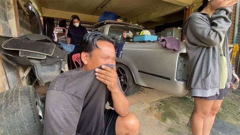 Gia đình gục ngã khi nhận hung tin. Ảnh: KhaoSod