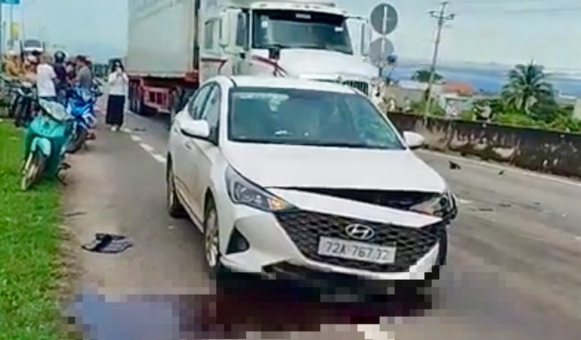 Hiện trường người bán vé số đi xe máy tử vong sau va chạm với ôtô trên Quốc lộ 1. (Ảnh: Lao động)