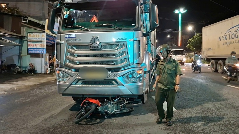 Hiện trường vụ tai nạn xe máy bị cuốn vào gầm xe tải. (Ảnh: Tiền phong)