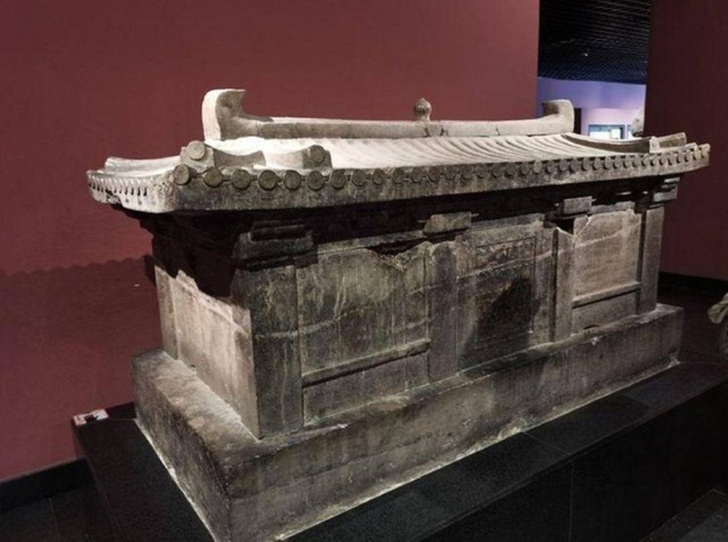 Cỗ quan tài nghìn năm của bé gái 9 tuổi, thân phận cực kỳ cao quý. (Ảnh 765 News)