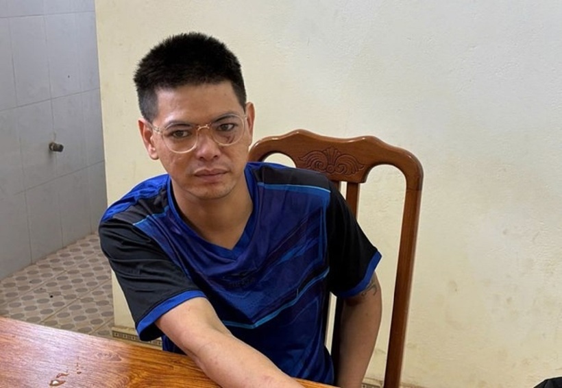 Sau khi lẩn trốn lệnh truy nã, đối tượng Phú bị bắt giữ. Ảnh: Công an Gia Lai