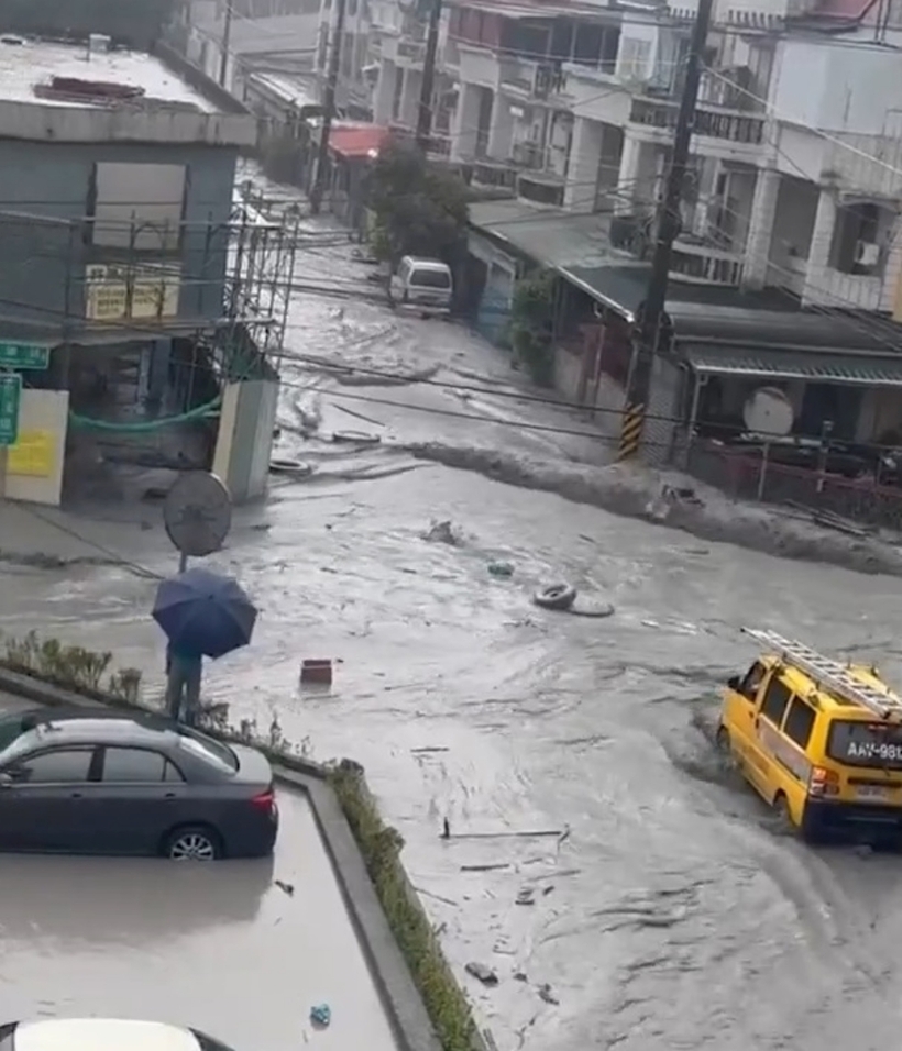 Siêu bão Ragasa: Kinh hoàng bùn đất cuồn cuộn tràn qua đập chắn khiến cả thị trấn ở Trung Quốc chìm trong nước bẩn đen ngòm - 4