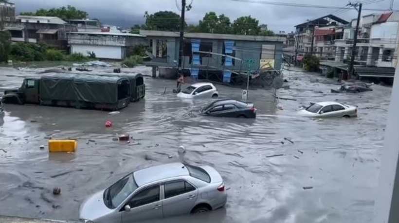 Siêu bão Ragasa: Kinh hoàng bùn đất cuồn cuộn tràn qua đập chắn khiến cả thị trấn ở Trung Quốc chìm trong nước bẩn đen ngòm - 1