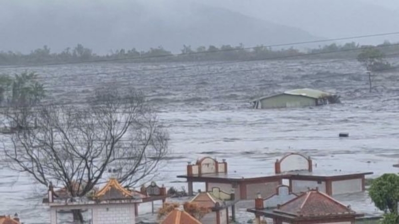 Siêu bão Ragasa: Kinh hoàng bùn đất cuồn cuộn tràn qua đập chắn khiến cả thị trấn ở Trung Quốc chìm trong nước bẩn đen ngòm - 3