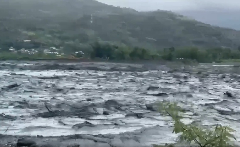 Lượng bùn đất khổng lồ bất ngờ đổ xuống các khu vực hạ lưu khiến đường phố nhanh chóng bị nhấn chìm trong dòng nước đục ngầu. Ảnh: ETToday