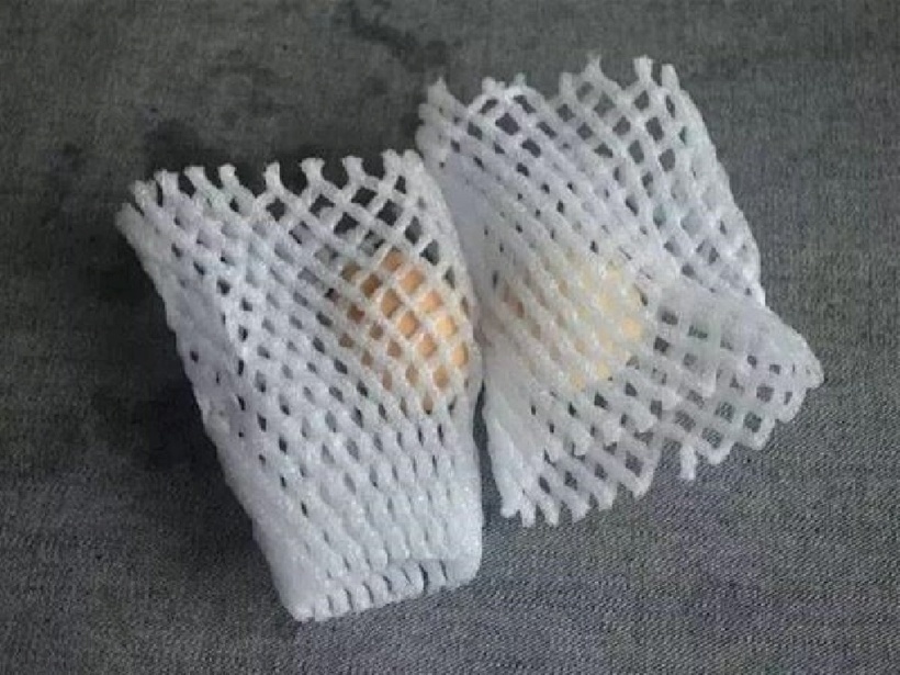 Sau khi dùng lưới bọc từng quả trứng, xếp lần lượt vào hộp hay túi là có thể bảo quản, không lo bị vỡ.