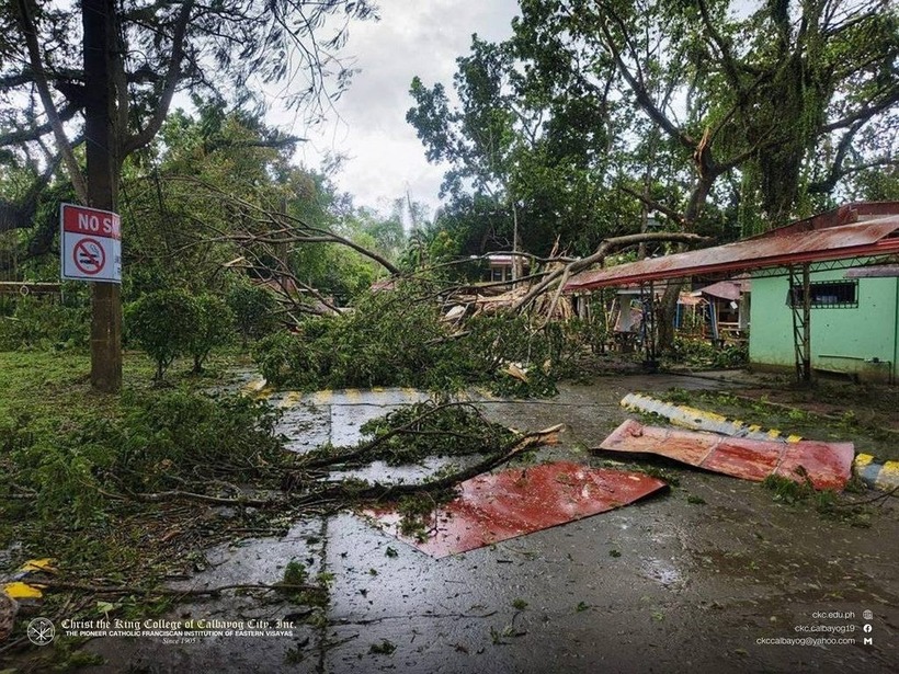 Cảnh tan hoang sau khi bão Bualoi quét qua Samar. (Ảnh: Rappler)