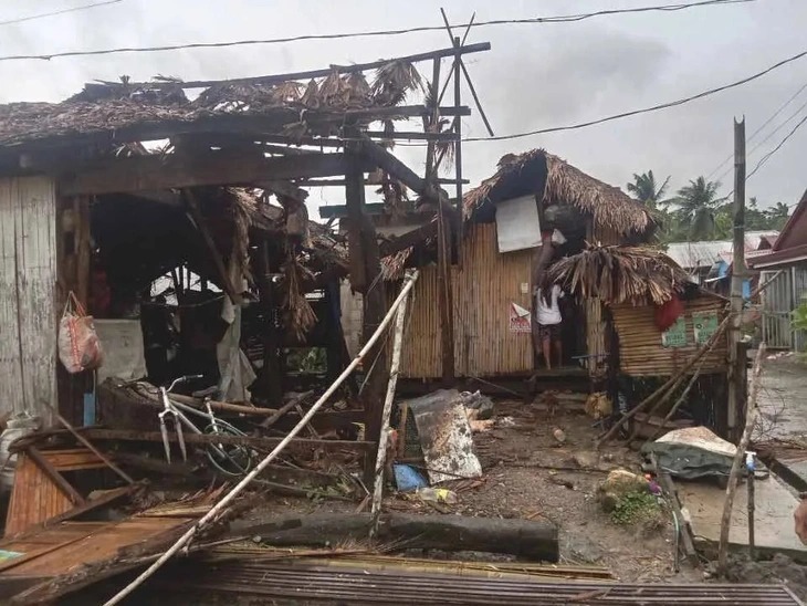 Một số ngôi nhà ở San Jacinto, Masbate, bị hư hại nặng nề do bão Bualoi. (Ảnh: Rappler)