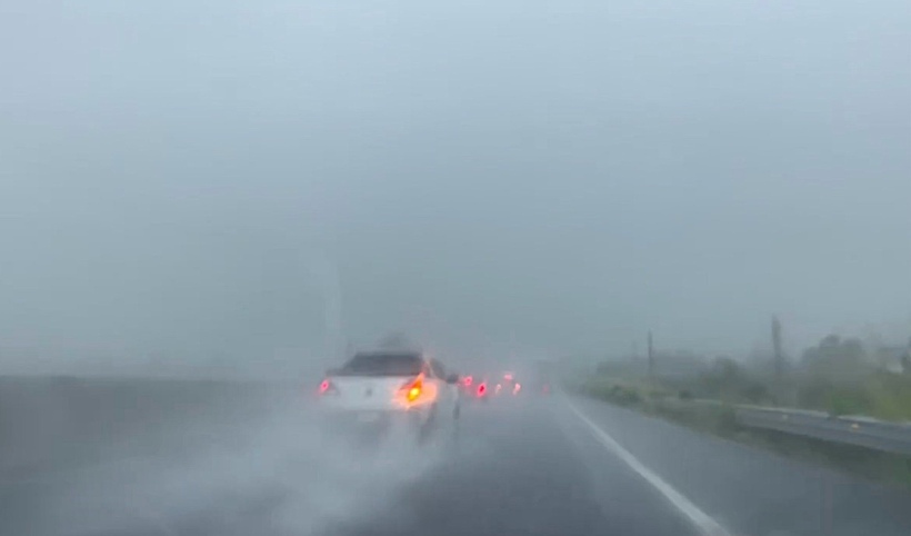 Cục CSGT khuyến cáo, trong thời gian bão số 10 đổ bộ đất liền, các phương tiện không lưu thông trên cao tốc, ra khỏi cao tốc tìm nơi tránh trú an toàn khi bão đi qua mới tiếp tục hành trình. Ảnh minh hoạ