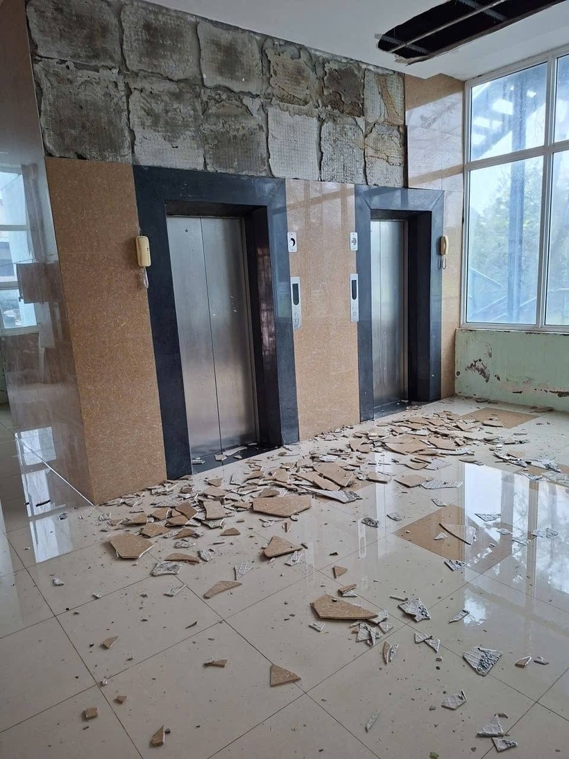 Bão số 10 BUALOI khiến nhiều trường học tan hoang, tốc mái, sập tường - 2