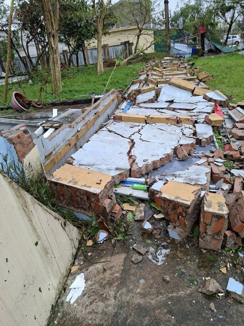 Bão số 10 BUALOI khiến nhiều trường học tan hoang, tốc mái, sập tường - 3