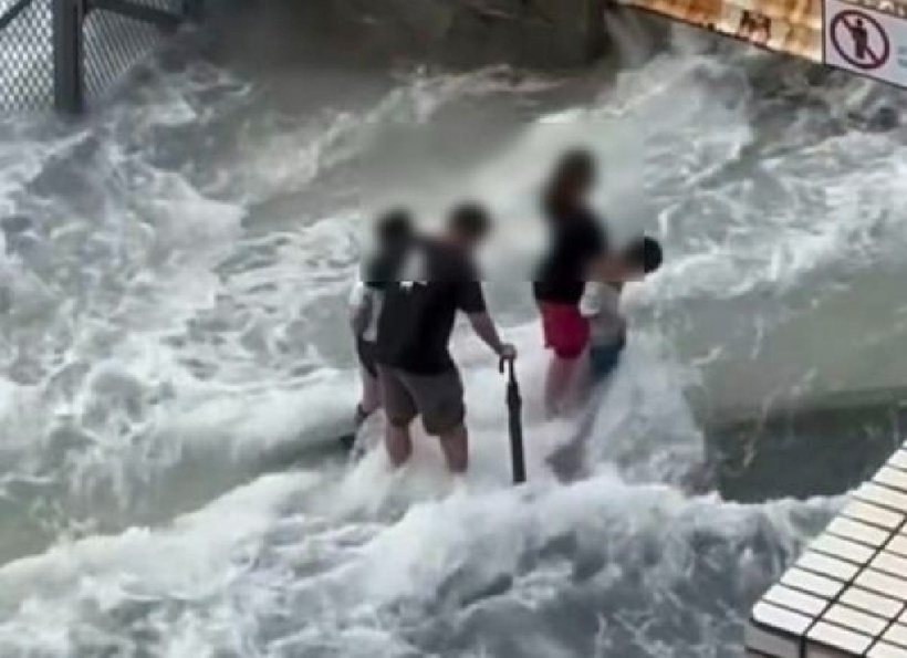 Bố và người giúp việc bị bắt vì đưa 2 con nhỏ đi "ngắm sóng" giữa siêu bão. Ảnh: ETtoday.