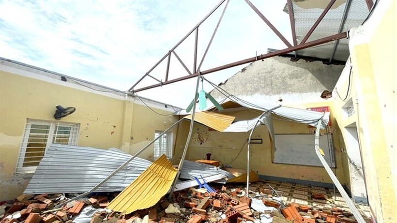 Một phòng học bị tốc mái do bão số 10 BUALOI. Ảnh: VTC News
