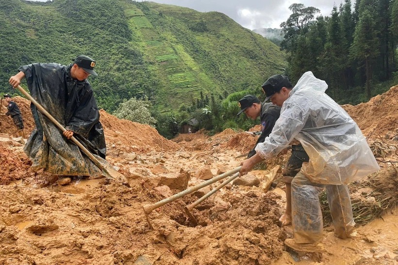 Lực lượng chức năng nỗ lực tìm kiếm nạn nhân. Ảnh: Báo Tuyên Quang.