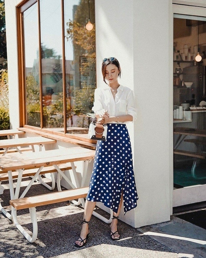 Chân váy xẻ tà luôn được coi là bảo bối thời trang của các nàng sành mốt. Khi mix món đồ này với dép sandal, tổng thể outfit của các cô gái sẽ có được sự trẻ trung, năng động mà vẫn thanh lịch, tinh tế. Ngoài ra, combo này cũng có tác dụng "hack" dáng.