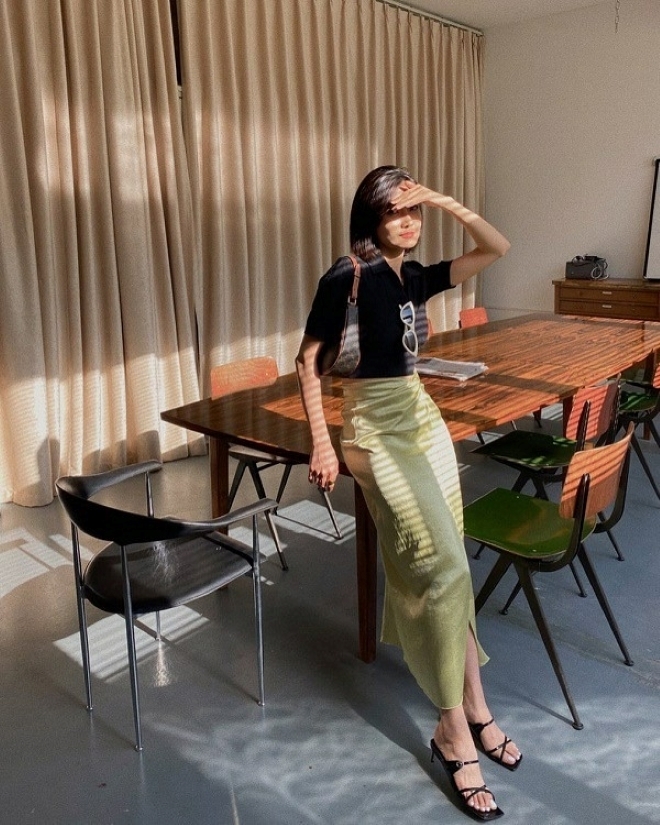 Vẻ bay bổng của chân váy lụa luôn chiếm được tình cảm được phái đẹp. Chúng cũng ghi điểm bởi sự sang chảnh và nổi bật. Mách nàng một mẹo nhỏ là hãy chọn mẫu sandal quai mảnh khi diện chân váy lụa.