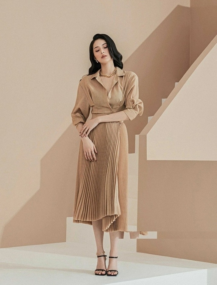 Chân váy xếp ly không chỉ thanh lịch mà còn ăn điểm ở nét nữ tính. Do đó, món đồ này kết hợp siêu ăn ý với dép sandal điệu đà. Combo chân váy xếp ly - dép sandal sẽ cho bạn outfit rất yêu kiều và "chanh sả" hết mức. Các nàng có thể áp dụng gợi ý này diện đi chơi hay đi làm cũng đều hợp lý.