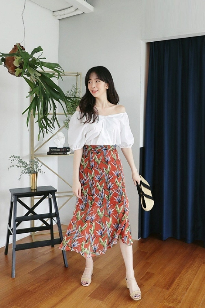 Chân váy hoa hợp mix với nhiều kiểu giày dép và tất nhiên, dép sandal cũng nằm trong số đó. Chiếc chân váy hoa kinh điển của mùa hè khi kết hợp với dép sandal sẽ tạo thành một tổng thể trang phục sáng sủa và trang nhã. Để vẻ thời thượng đạt level cao nhất, chị em đừng quên chọn màu sắc sandal hài hòa với chân váy. Đảm bảo là các quý cô sẽ trở thành những "nàng thơ" đích thực trong mùa hè này.