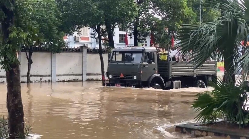 UBND phường Đông Ngạc đã phối hợp với đơn vị quân đội trên địa bàn để hỗ trợ đưa đón các cư dân bị úng ngập.