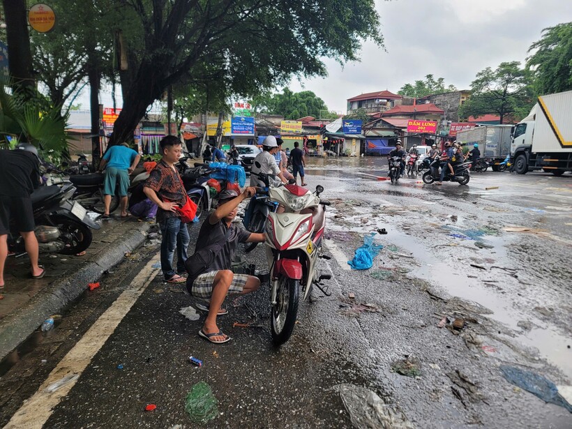 Khu vực ngã 3 Xa La - viện K Tân Triều rất nhiều phương tiện bị chết máy do nước ngập sâu.