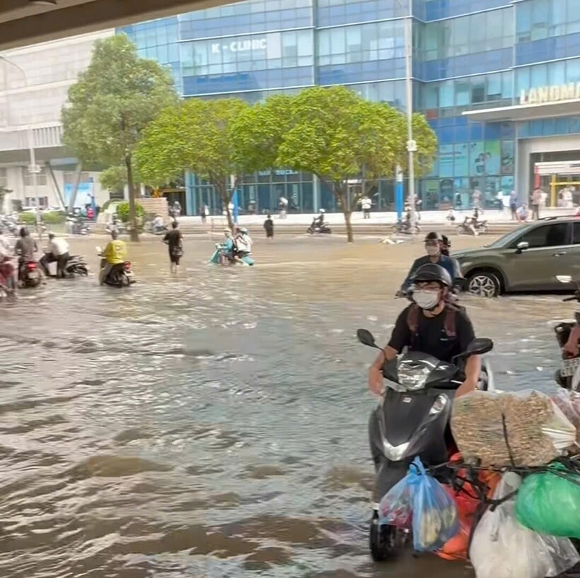 Xung quanh tòa nhà Keangnam vẫn còn ngập sâu.