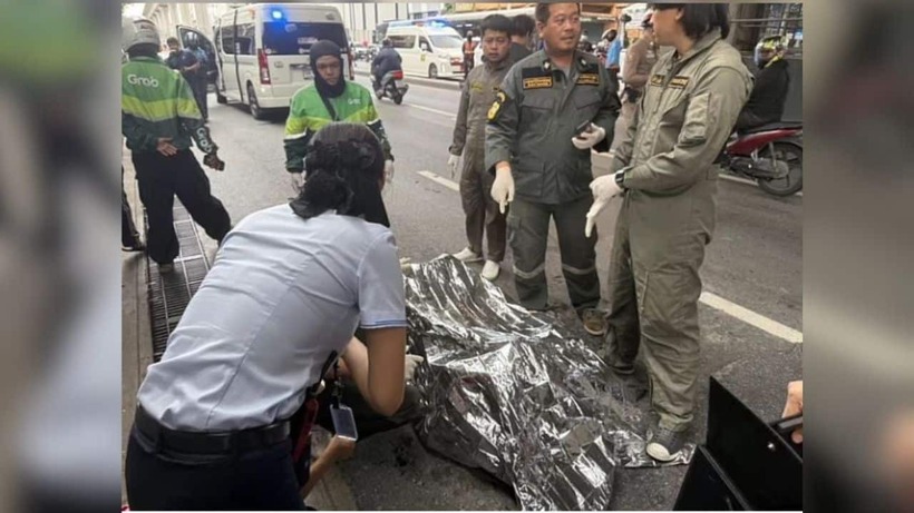 Nạn nhân được đưa đi cấp cứu. Ảnh: The Thaiger.
