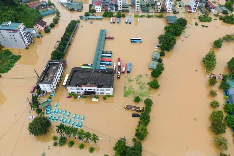 Khu vực bến xe Hà Giang, phường Hà Giang 1 như một "biển nước", hàng chục ô tô bị ngâm trong nước