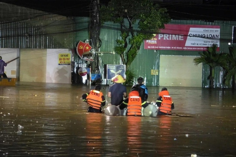 Lực lượng chức năng giúp người dân sơ tán đồ đạc