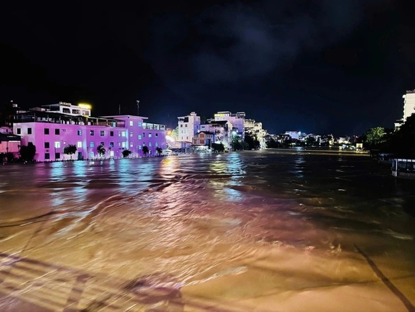 Nước lũ ở Tuyên Quang dâng cao, có nhà ngập tới tầng 2 - 9