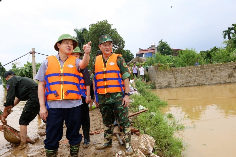 Ông Phạm Hoàng Sơn, Phó Bí thư Tỉnh ủy, Chủ tịch UBND tỉnh Thái Nguyên trực tiếp chỉ đạo và kiểm tra công tác khắc phục sự cố tràn đê tại tổ 33, phường Phan Đình Phùng