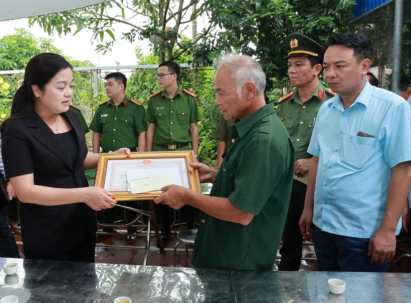 Phó Chủ tịch UBND tỉnh Thái Nguyên Nguyễn Thị Loan thăm hỏi động viên và truy tặng Bằng khen của Chủ tịch UBND tỉnh Thái Nguyên cho ông Phan Văn Thành