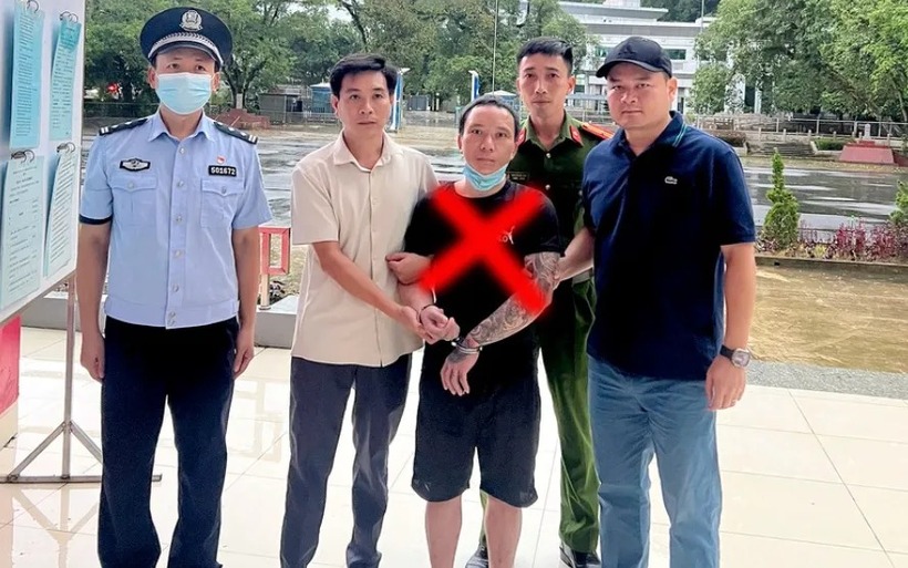Phòng Cảnh sát hình sự Công an tỉnh Lai Châu phối hợp với Trạm Biên phòng Sóc Giang nhanh chóng khống chế, bắt giữ đối tượng Ly Xá Dì (x) tại cửa khẩu Sóc Giang, tỉnh Cao Bằng. (Ảnh: Bộ Công an)