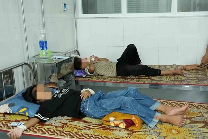 Vụ các học sinh nghi ngộ độc nhập viện sau bữa ăn sáng, tạm đình chỉ Phó hiệu trưởng. Ảnh: Lao động