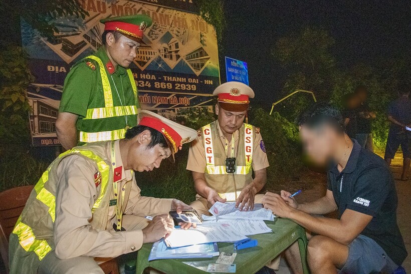 CSGT lập biên bản vi phạm với người điều khiển phương tiện.