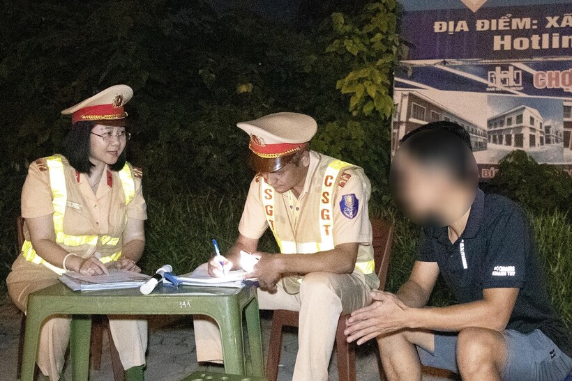 Trung tá Phạm Thị Thu Lan, Phó Đội trưởng Đội CSGT đường bộ số 7, chỉ huy tổ công tác.