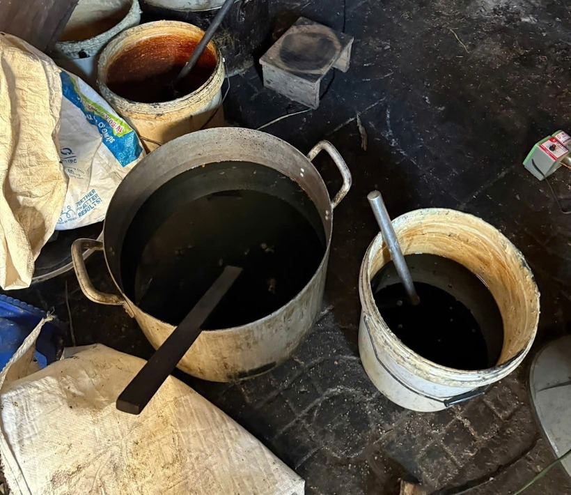 Nhiều xô, thùng chứa mỡ động vật đã đổi màu, đen ngòm và cáu bẩn. Ảnh: Báo Thanh niên.