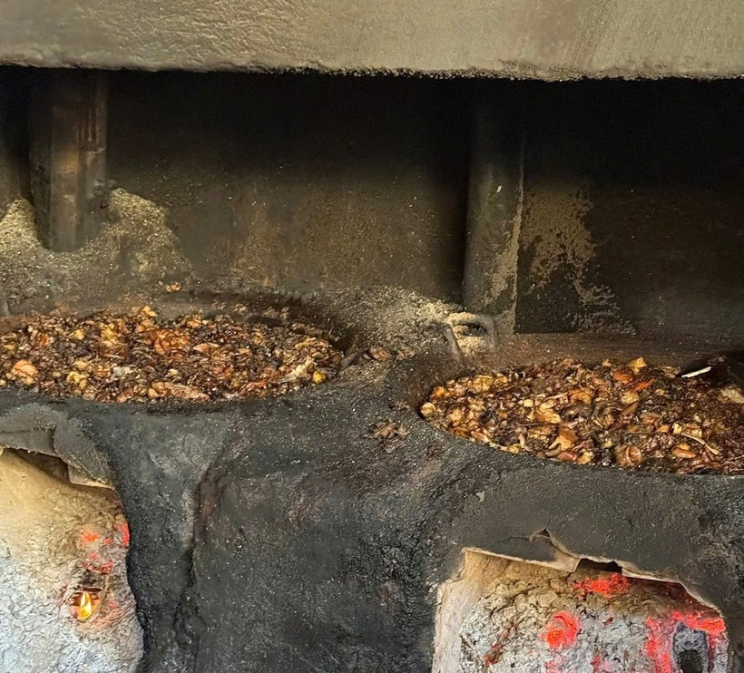 Khu vực bếp chế biến mỡ. Ảnh: Báo Thanh niên.