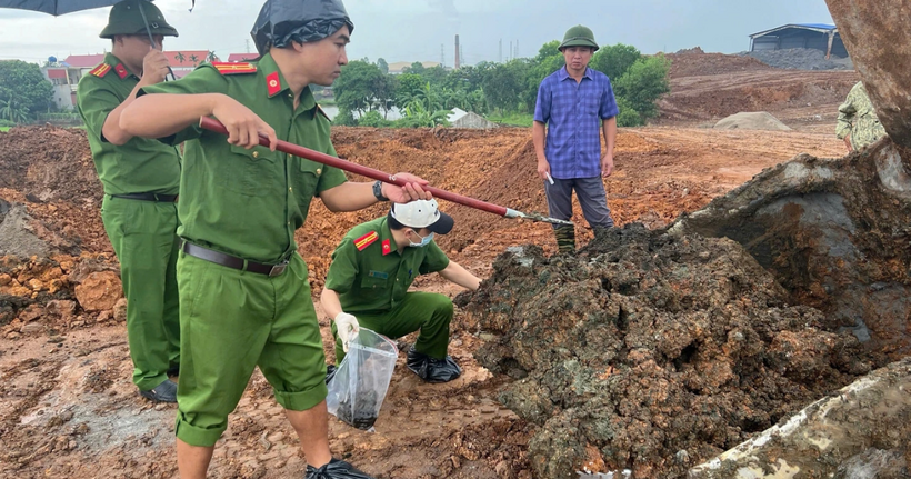Khu vực Công ty Tân Thuận Phong đổ trái phép chất thải (Ảnh: Công an cung cấp).