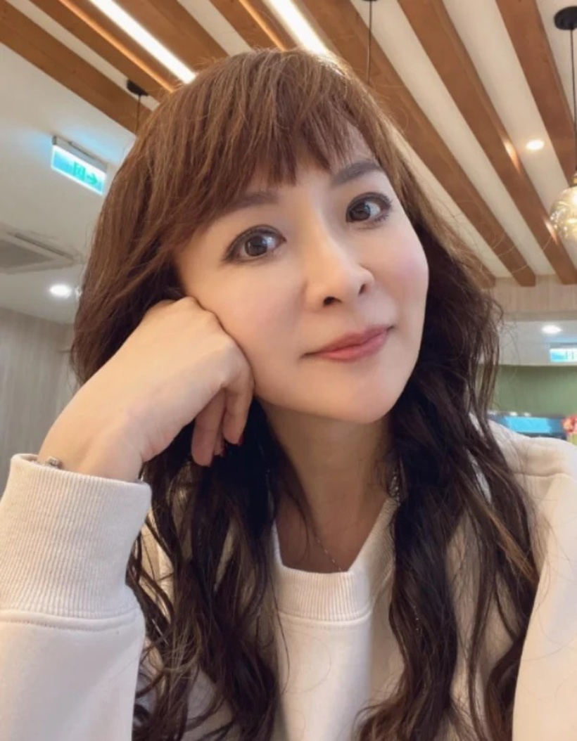 Sau tất cả, Giang Bình chọn cách sống lặng lẽ, dành tình thương còn lại cho con.