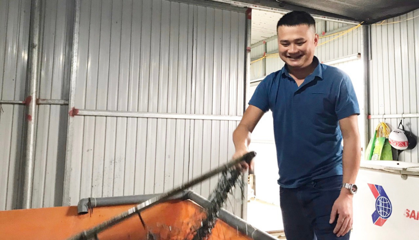 Anh Phạm Ngọc Dung tại trang trại nuôi lươn. Ảnh: Tiền phong