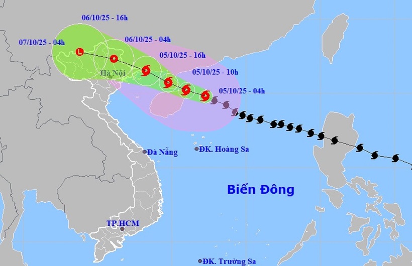 Hướng di chuyển của bão số 11 Matmo, cập nhật sáng 5/10. Nguồn: NCHMF