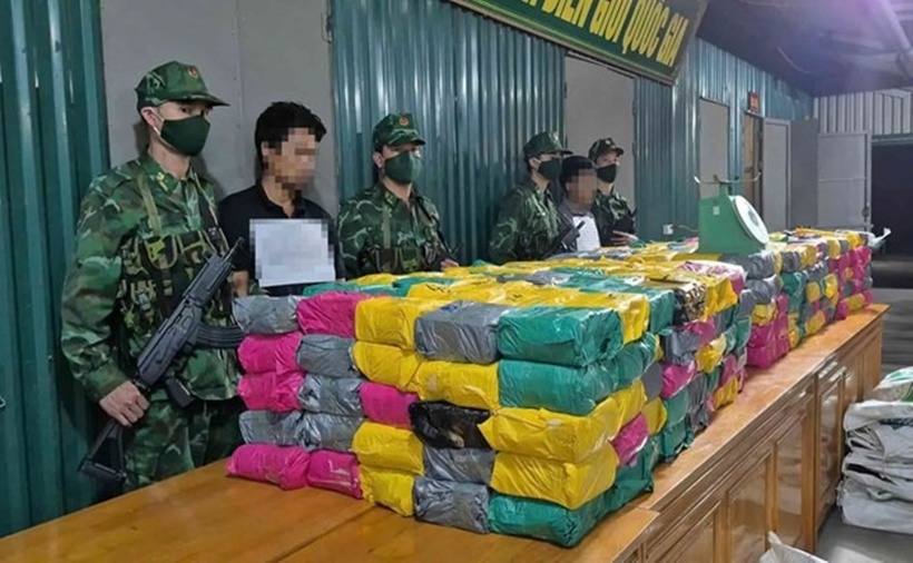 Biên phòng Quảng Trị bắt giữ 2 đối tượng người Lào, thu giữ 500kg ma túy các loại ngay tại khu vực biên giới. (Ảnh: Biên phòng Quảng Trị)