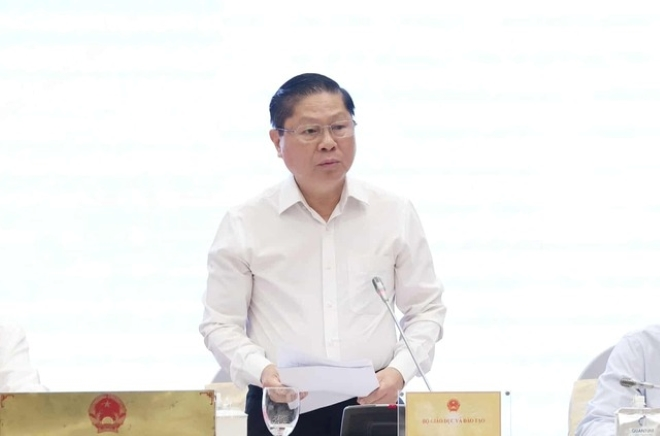 Ông Lê Tấn Dũng - Thứ trưởng Bộ GD&ĐT trả lời tại họp báo (Ảnh: NB).